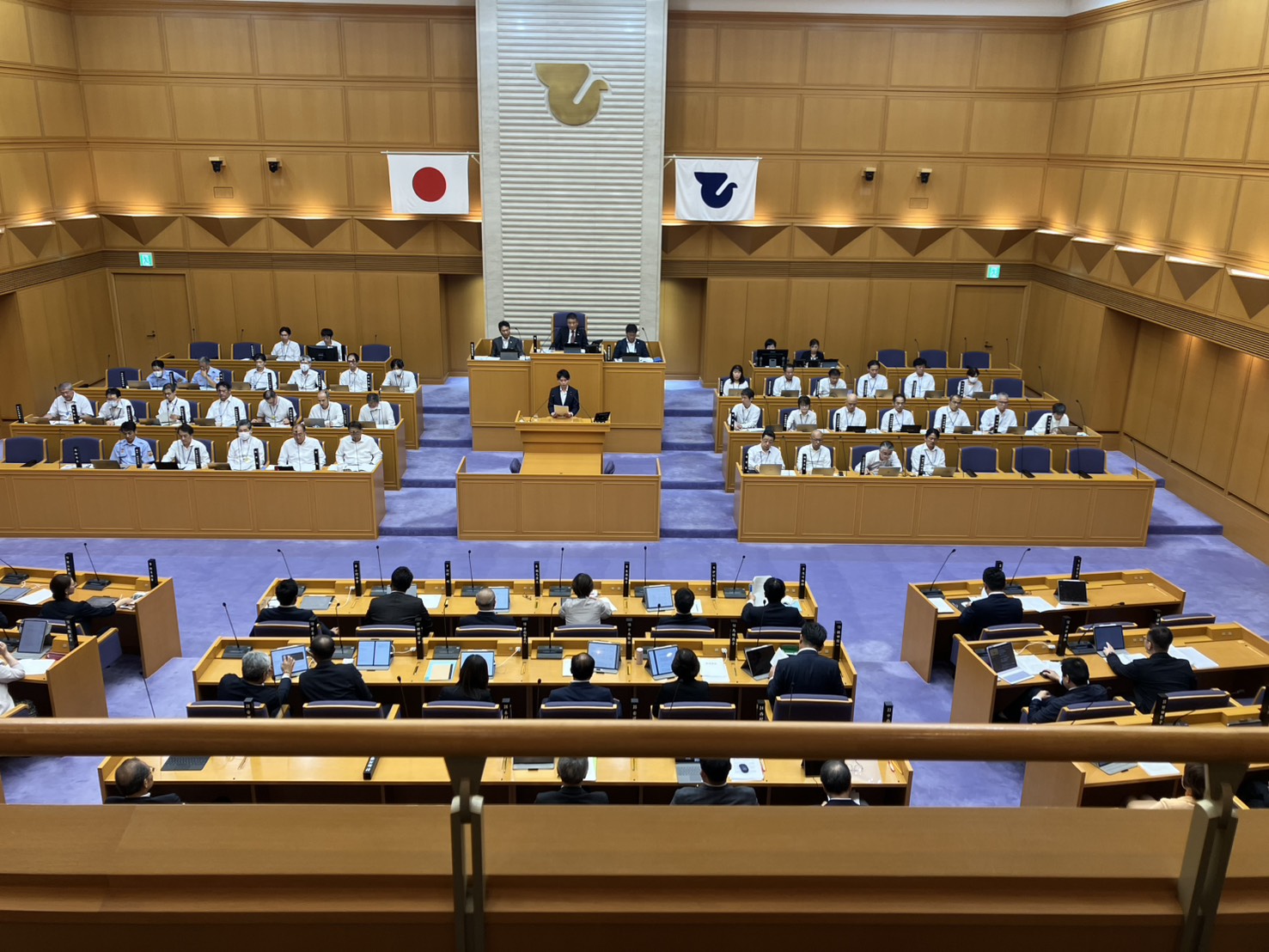 演壇と議員席を含む、東大阪市議会の議場全体